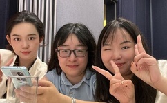 绿鱼头套男孩发声